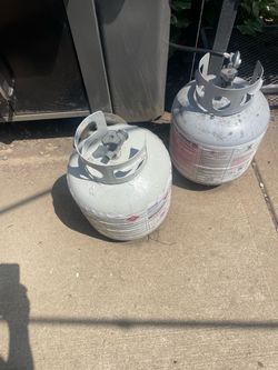 Grill, gas tanks