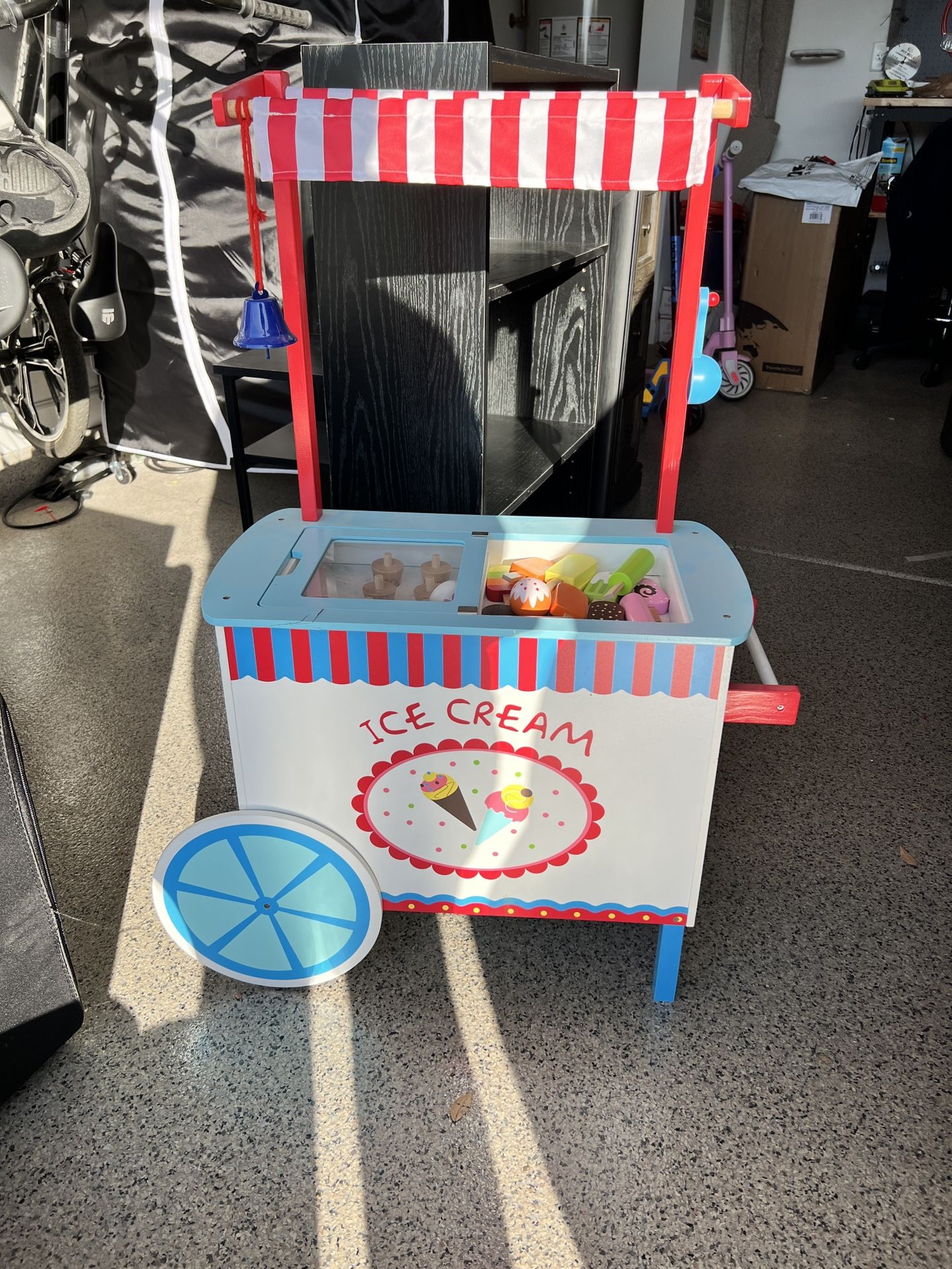 Melissa and Doug Wooden Ice Cream Cart