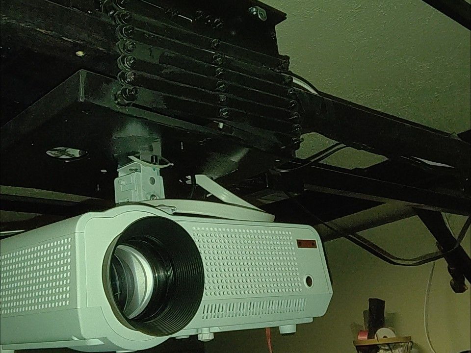 Projector and lowering mechanism