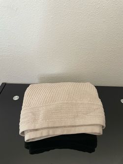 Beige bath towel 100% cotton loops.