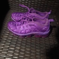 Nike Size 5.5 Color Purple  ***HABLO ESPAÑOL***