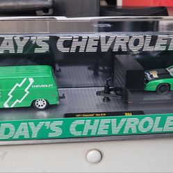 M2 MACHINES 1971 CHEVY VAN G10 & 1985 CHEVY CAMARO IROC-Z HAULERS
