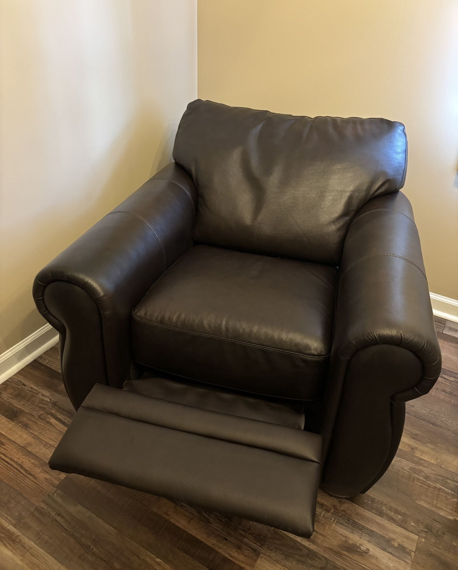 Raymour & Flannigan leather Recliner