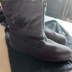 SNOW BOOTS & SIZE 10 ......😍
