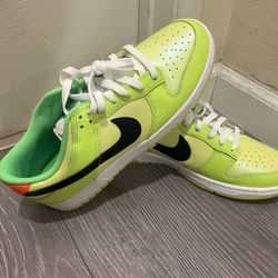 Dunk Low SE 'Volt' Sz 9.5 Men