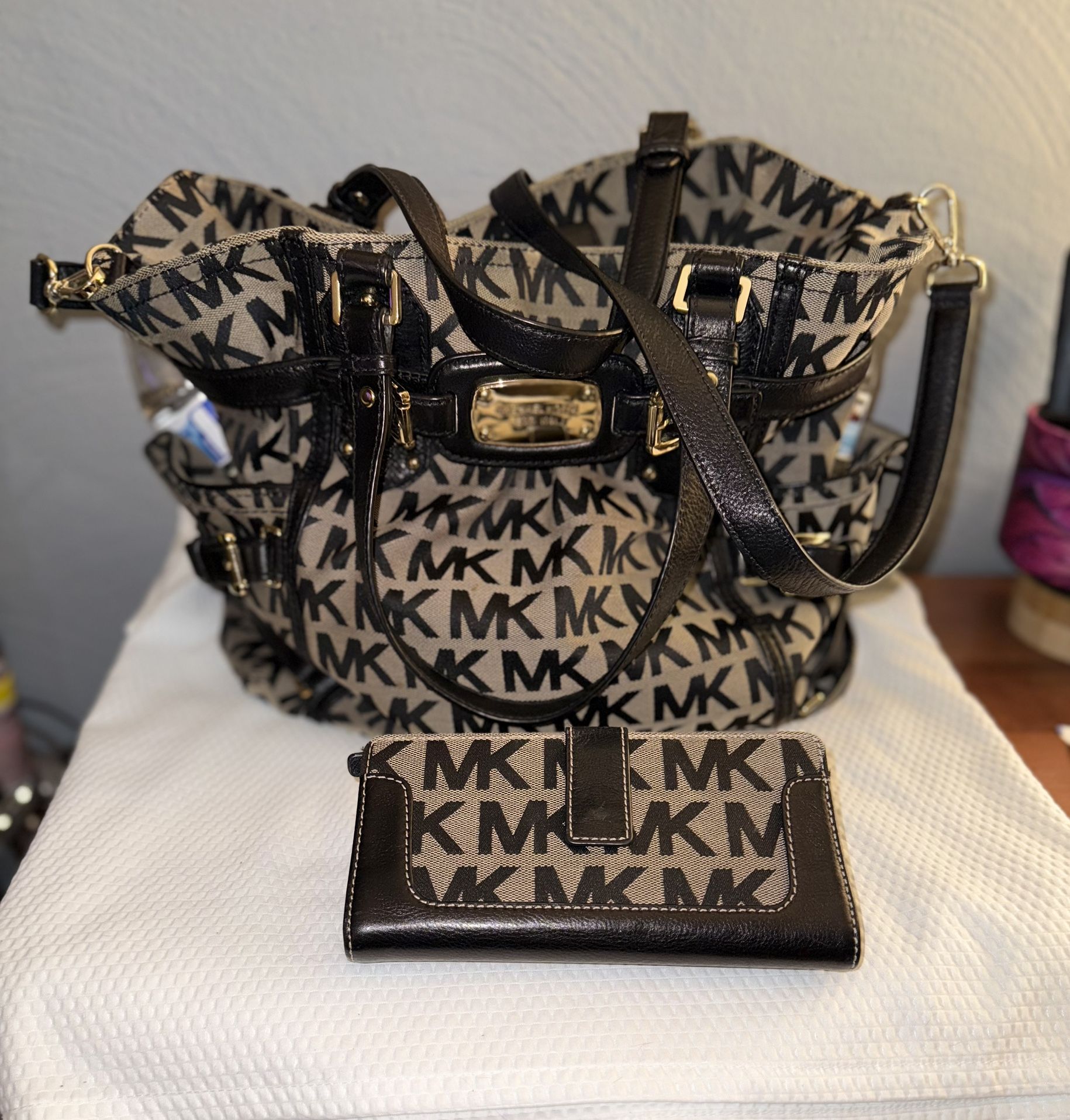 Beautiful Michael Kors Purse with Wallet