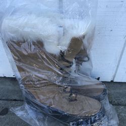 SNOW BOOTS SIZE 9