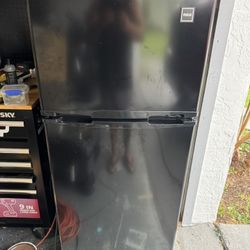 RCA 7.5cu Fridge With Freezer. Like New! 