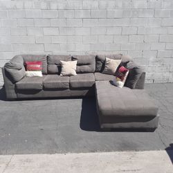 Modern sectional couch Gray , very clean,