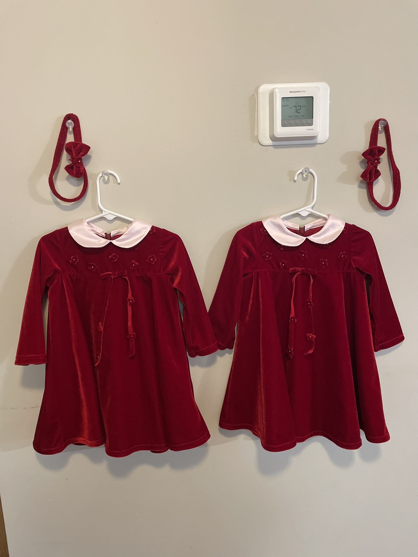 🔥Beautiful Christmas dress 2 T for twins with headbands 🔥