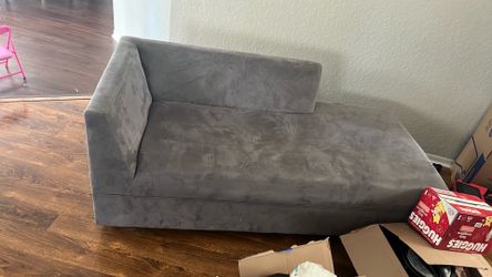 Grey sectional with 6 pillows and cases