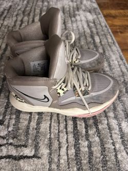 Size 4Y Nike Kyrie Infinity Basketball Shoes