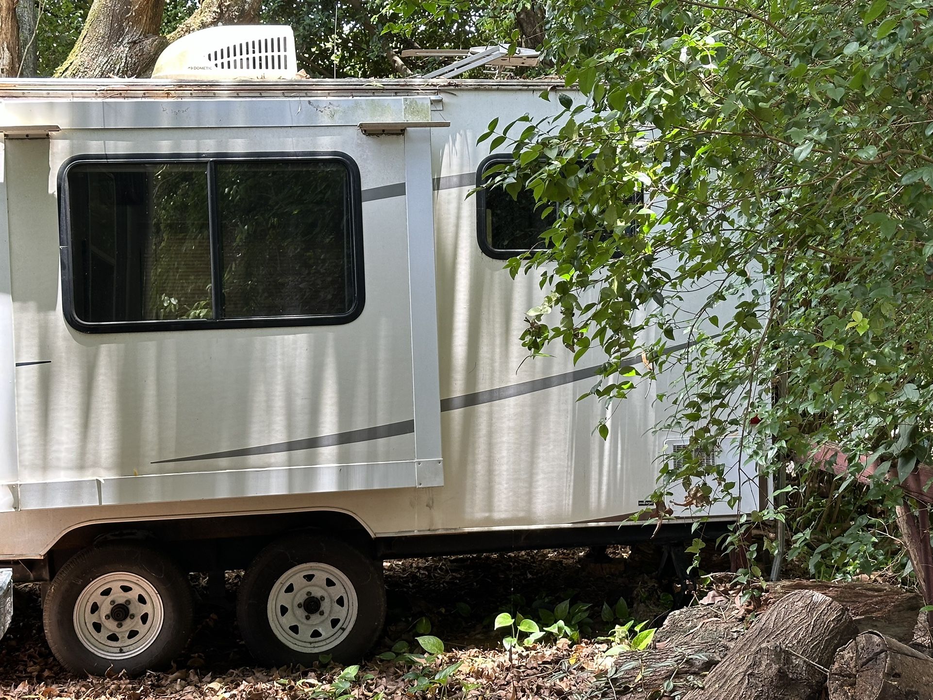 RV - 2010 FOREST RIVER - TRAILER FREEDOM LTZ