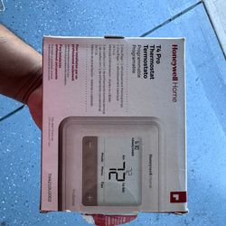 Honeywell T4 Pro Thermostats 2 Pieces