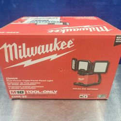 Milwaukee Dual Power Triple-panel Flood Light 