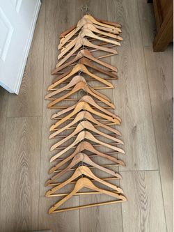 WODDEN HANGERS (20 pieces)