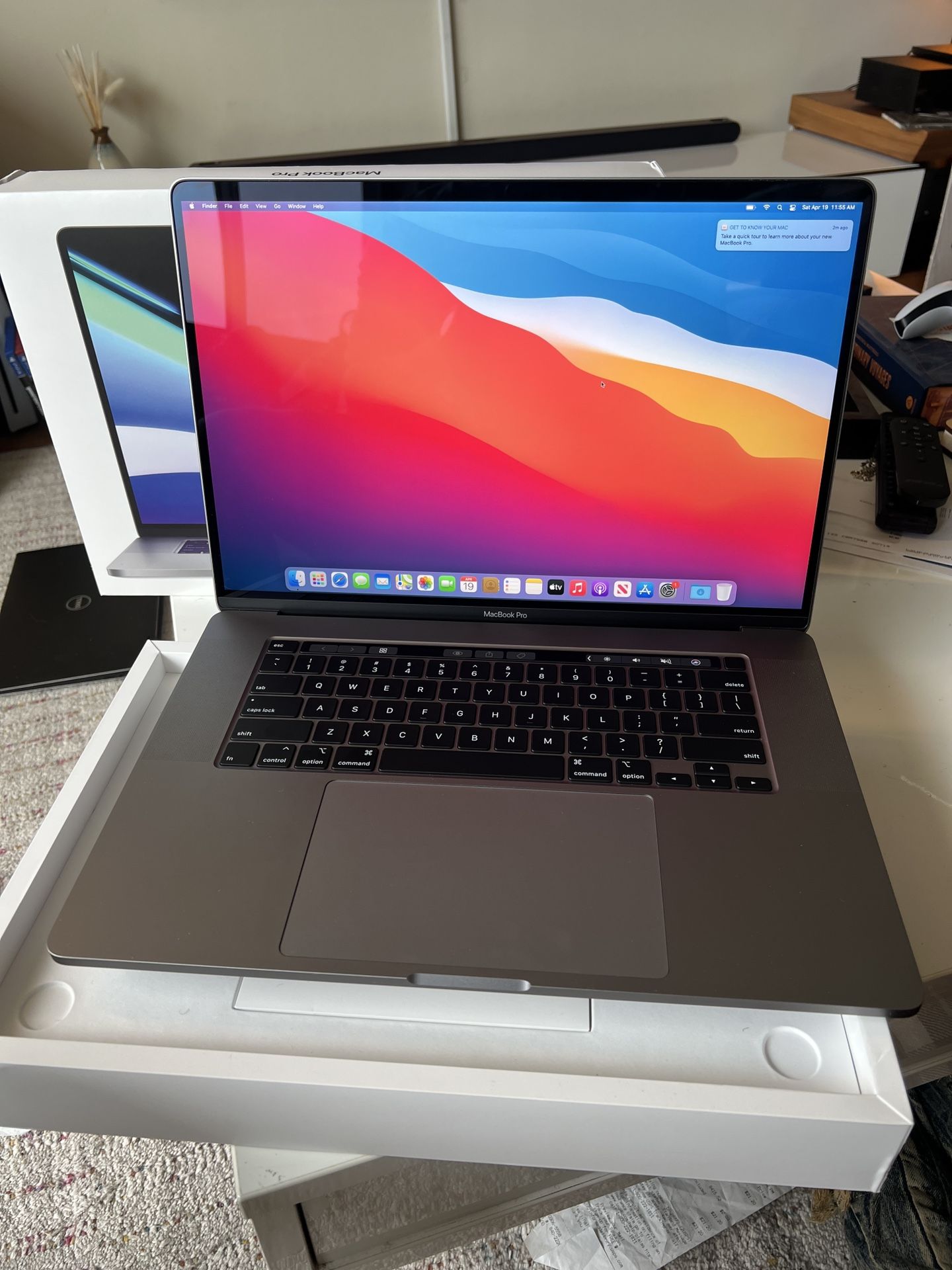 MacBook Pro, 16 inch, i9 2.4ghz, 512 SSD, 32 GB Ram, Radeon 5500m GPU