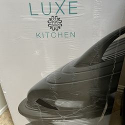New in box- Luxe Electric 14 qt roaster w 3 sectional serving tray 