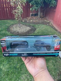 Maisto Design 2021 Ford Bronco with Camper Trailer