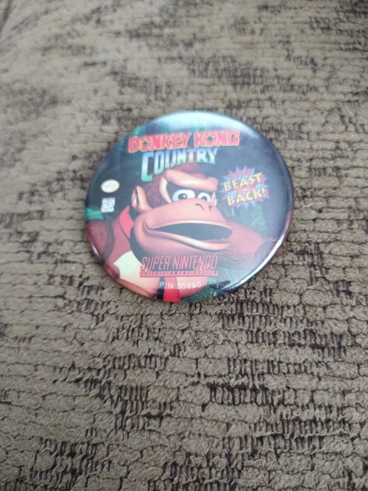 Donkey Kong Country Super Nintendo SNES Employee Promo Pin