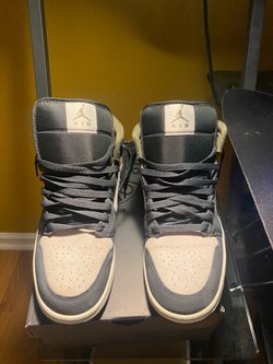 Air Jordan 1s Mid SE