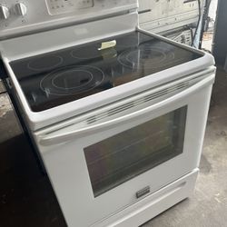 Frigidaire White Glasstop Electric Stove