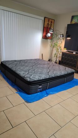 KING SIZE SEALY POSTUREPEDIC PILLOWTOP MATTRESS FOR SALE! IN GREAT CONDITION, FREE DELIVERY