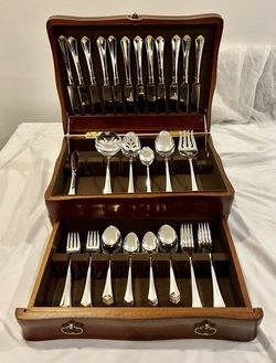 Oneida Gold Juilliard 18/10 Flatware – 72 piece service for 16, Serving Pieces & Storage Box. CASH ONLY, no returns