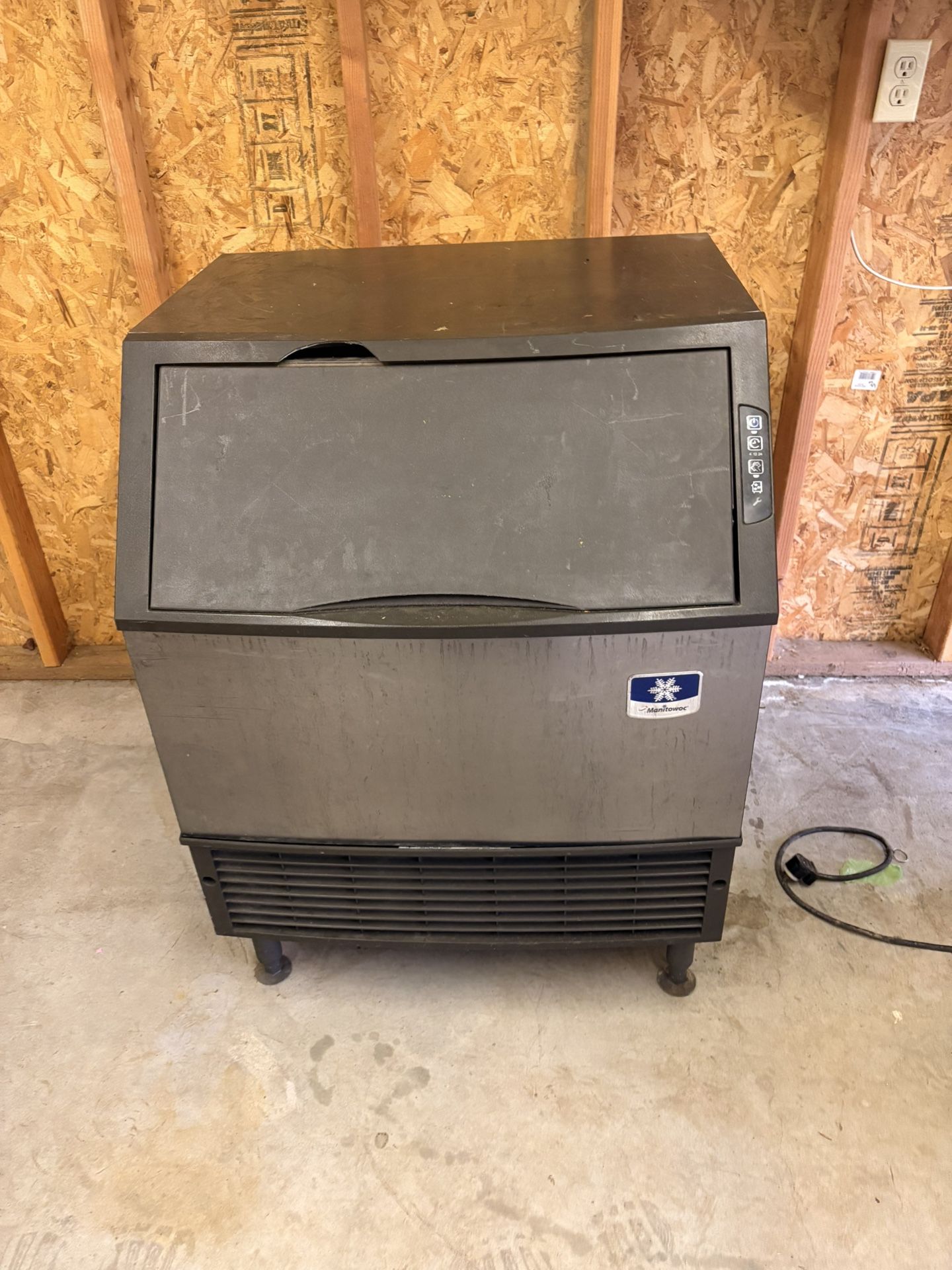 COMMERCIAL ICE MAKER
