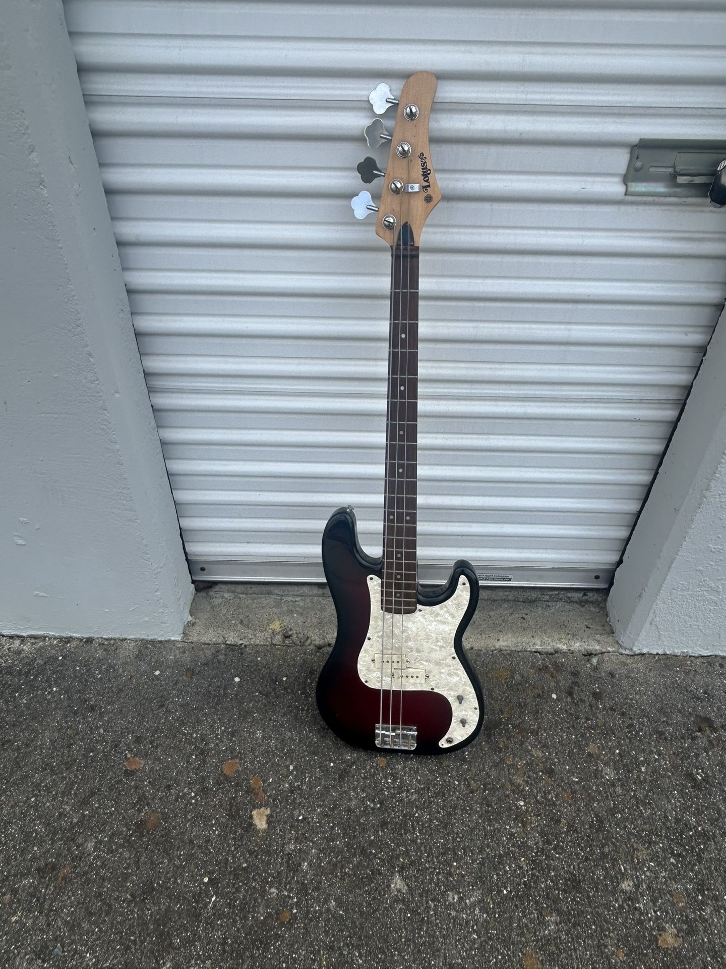 Electric bass guitar