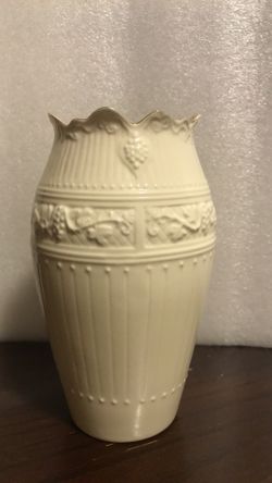 Vintage 8th (1993-1996)Belleek Fermanagh Ireland Bone China 6 5/8” Gold Trim Vase