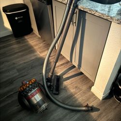  Dyson Big Ball Multi Floor vacuum cleaner