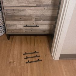 Light Grey / Beige 4 Drawer Dresser 