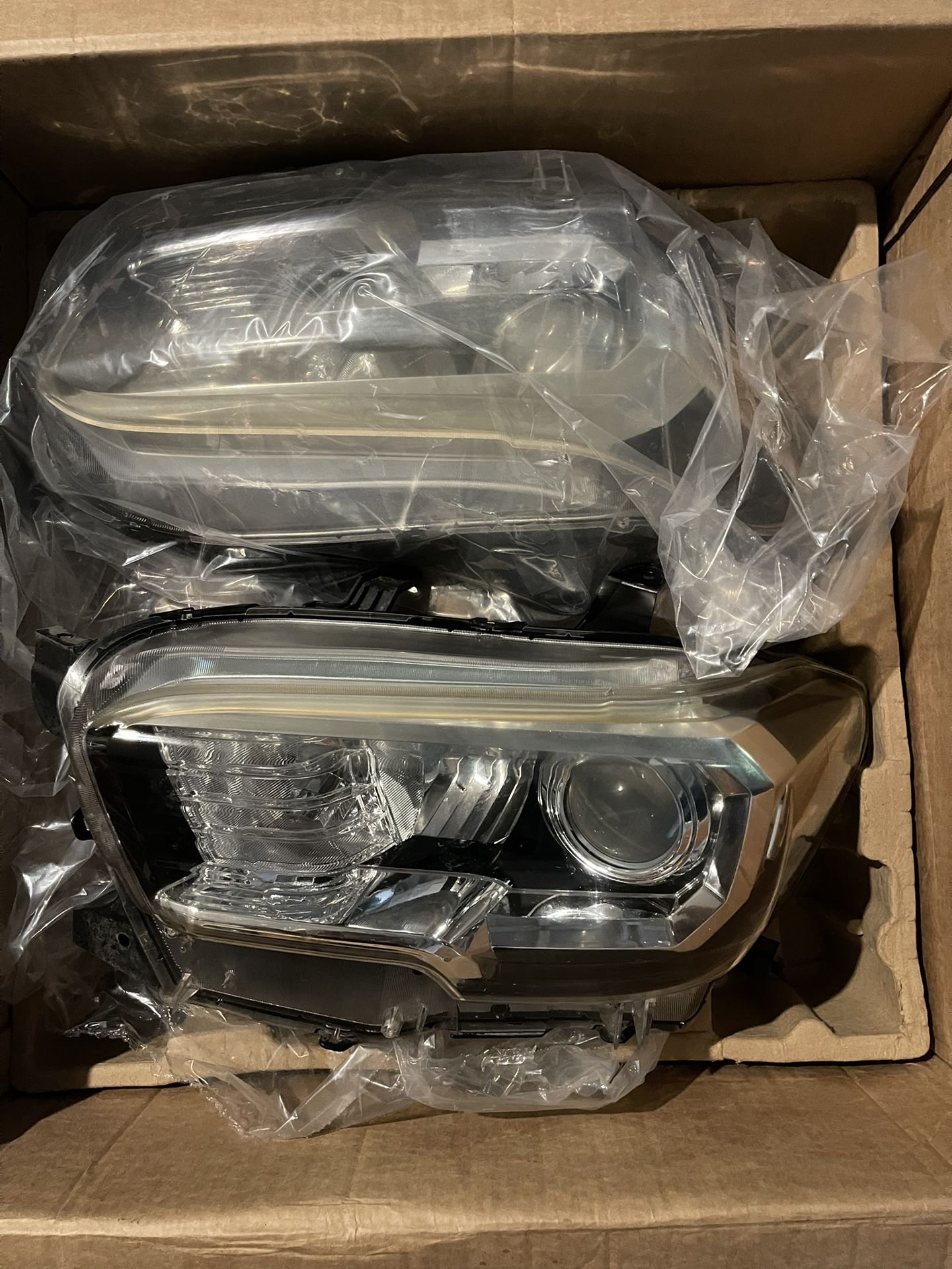 headlights Toyota Tacoma 2018