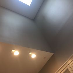 I paint houses exterior/interior. If you need your house painted shoot me a text I’ll be happy to answer any questions./ Pinto casas por fuera y por
