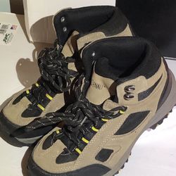 Denali  Youth Leather Hiking Boots.  Size 4y / 23 Cm