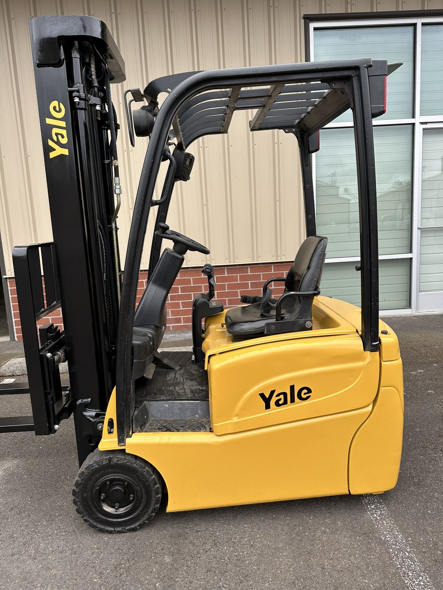 Yale Forklift: 3,000 Lb Pneumatic