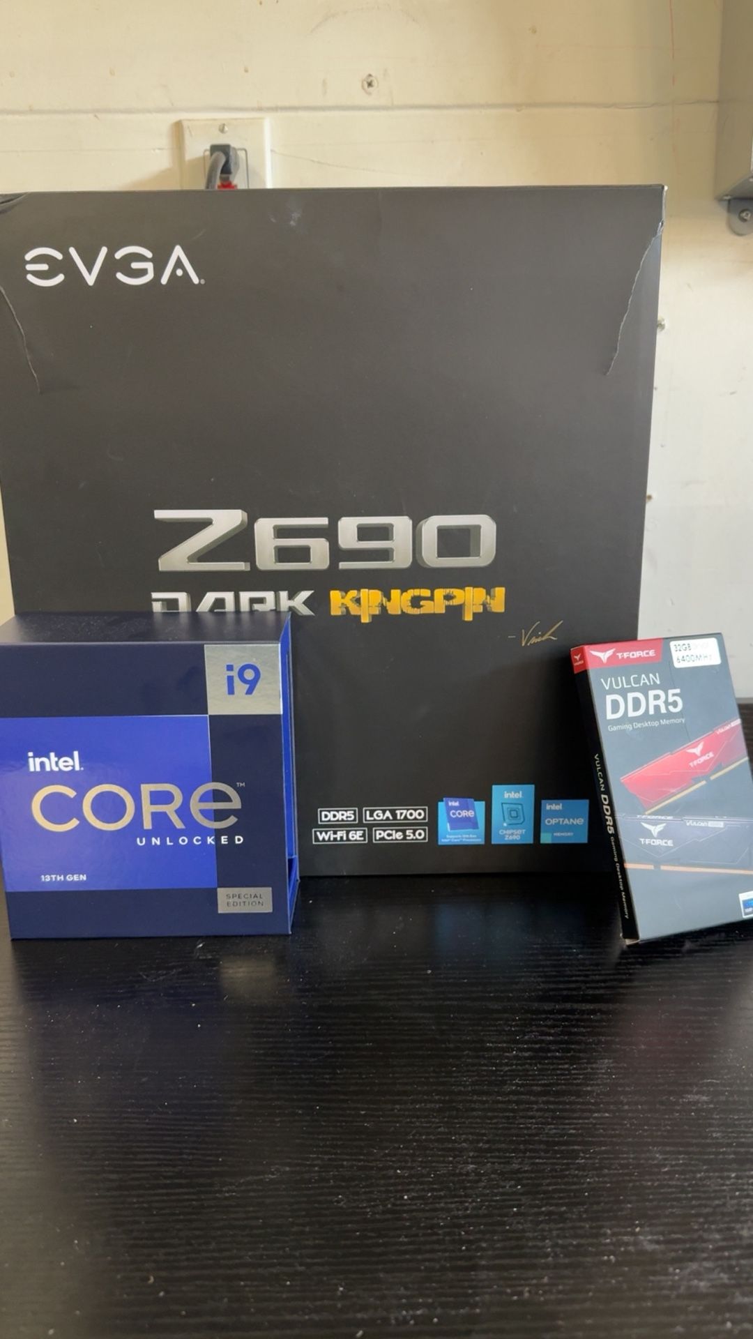 Intel Core i9-13900KS, EVGA Z690 Dark Kingpin Motherboard, Teamgroup T-Force 32GB DDR5 6400MHz Bundle