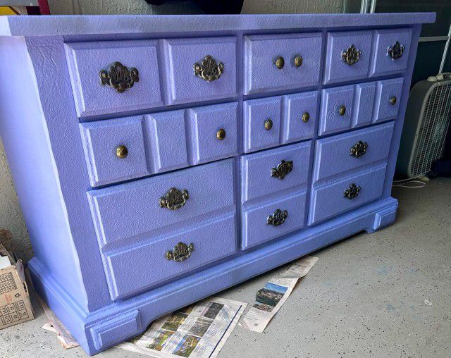 
STUNNING LILAC 12 DRAWER DRESSER
This stylish one-of-a-kind dresser will add charm to any home