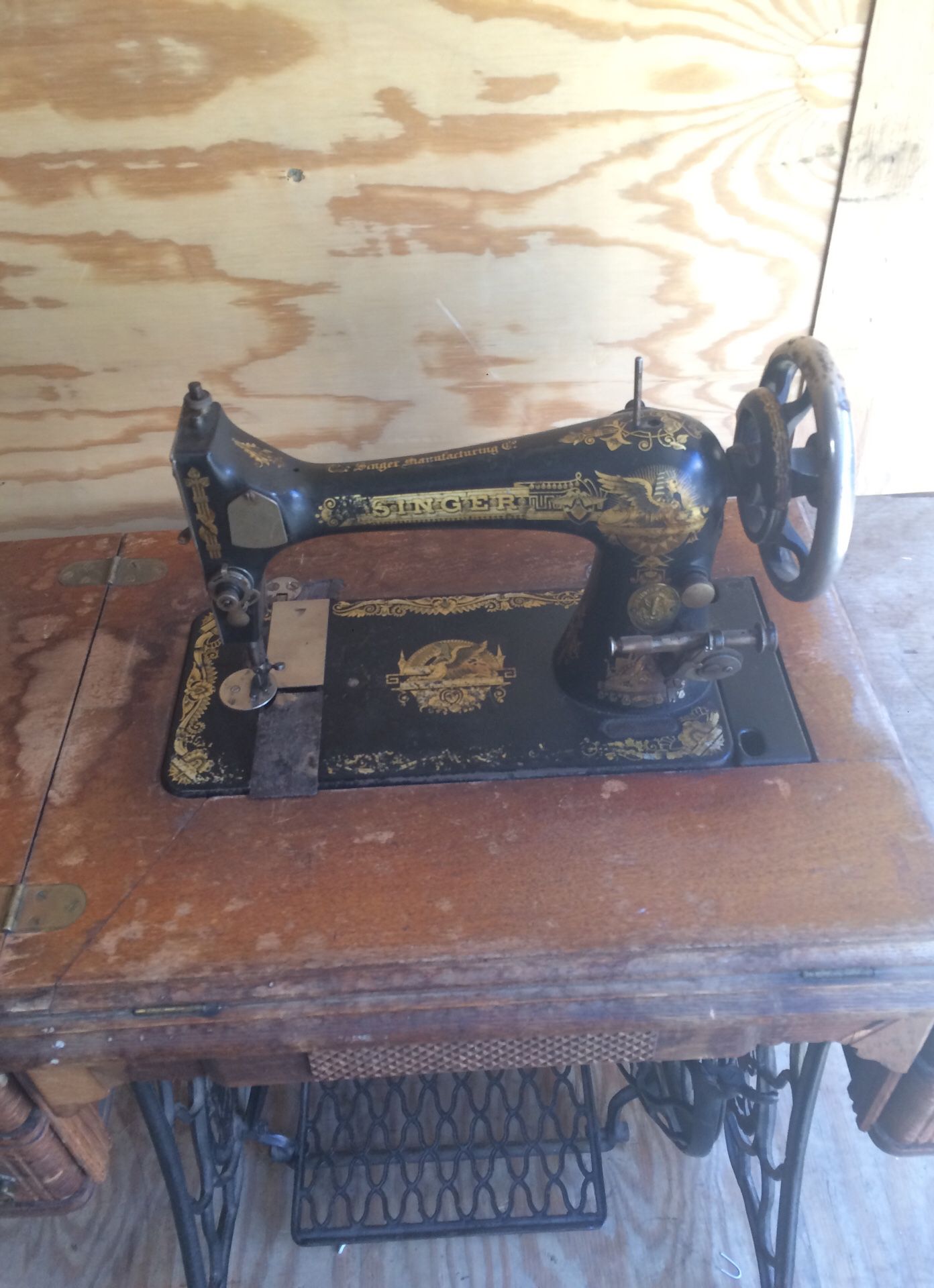 Antique 1908 singer sewing machine in cabinet