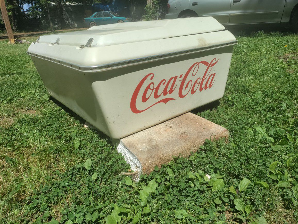 Collectable Coca Cola RV Bagger Camper Box Trike Motorcycle Pull behind Bagger Etc. 