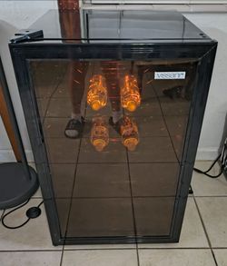 Vissani MVWC52B 52- Bottle Wine Cooler .. Works Excellent!!!