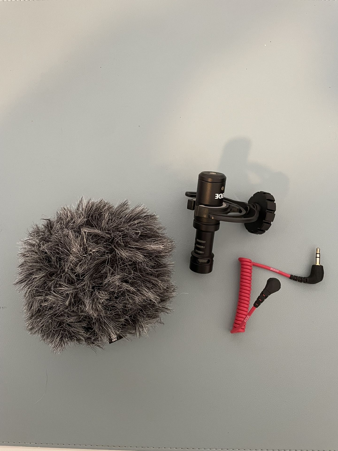 Rode VideoMicro Compact On-Camera Microphone with Rycote Lyre Shock Mount, Auxiliary, Black