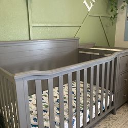 Convertible crib with changing table & drawers