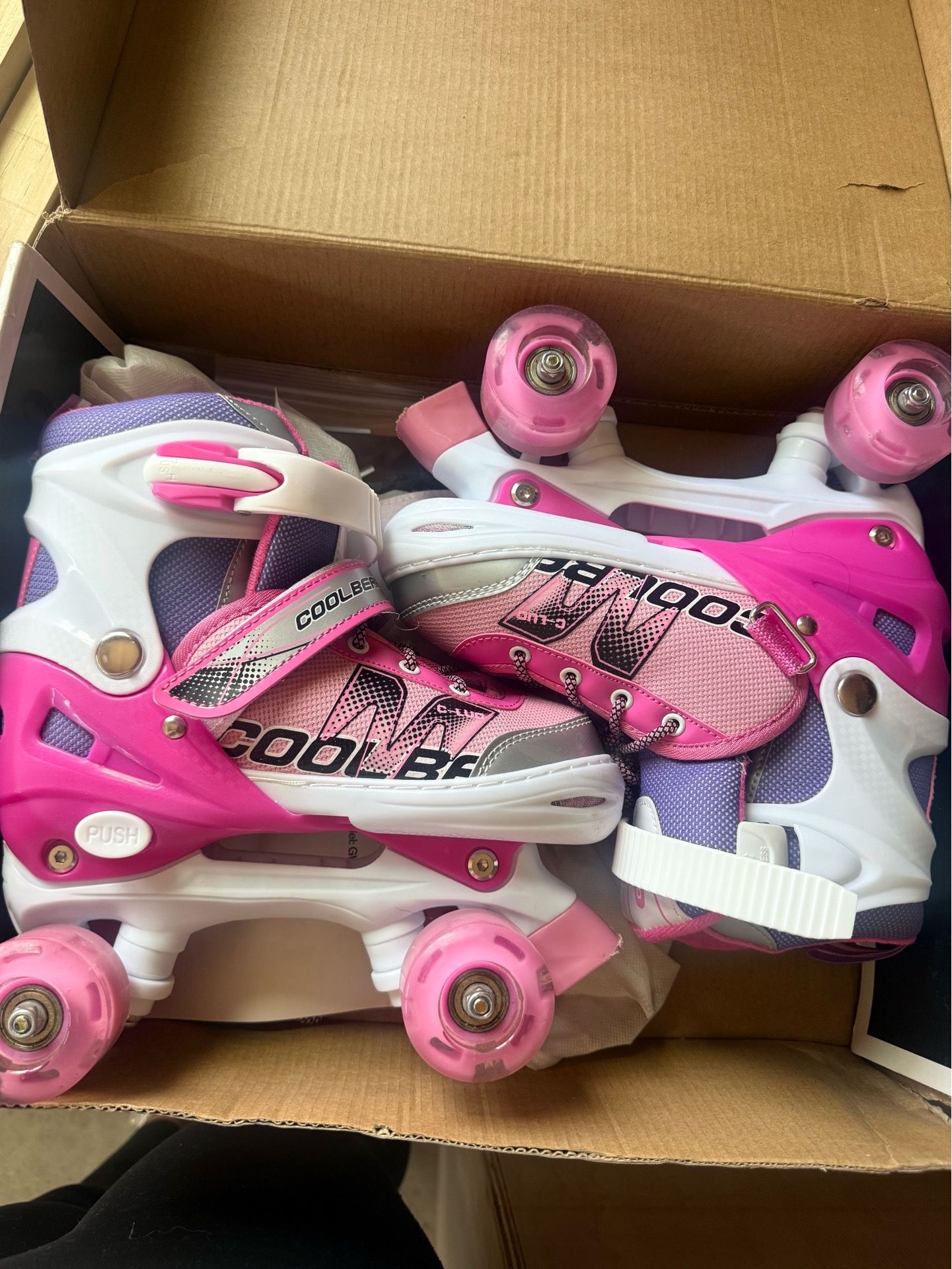 Adjustable roller skates