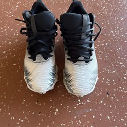 Youth football cleats