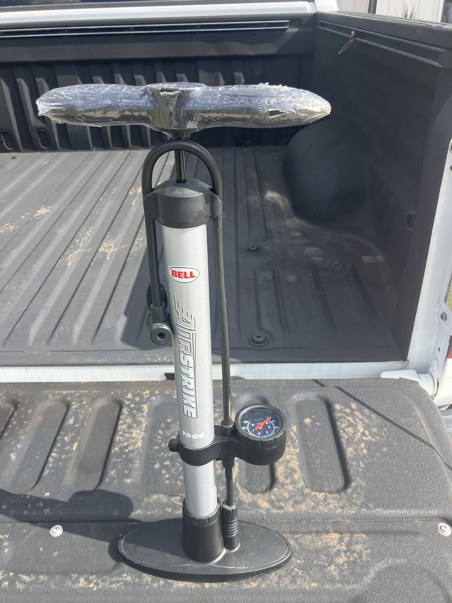 Bicycle Tire Inflator Floor Pump Bell Airstrike 1900 New!
