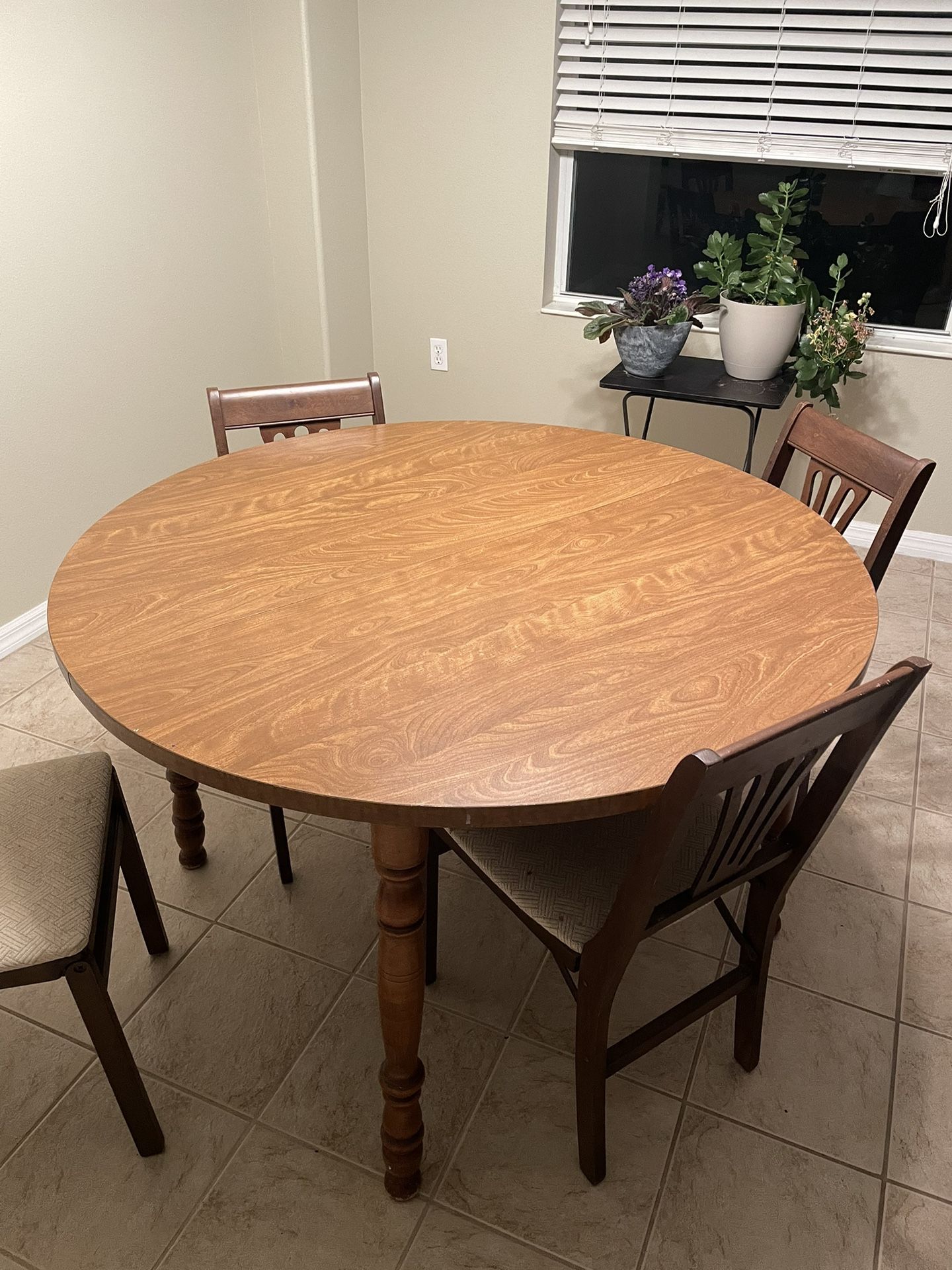 Round Wooden Kitchen Table With Chairs
