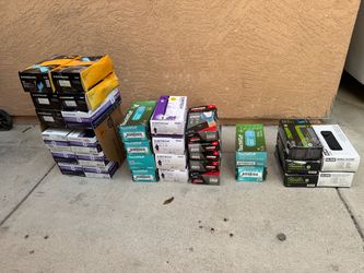 Tengo guantes chicos negros $8 cada caja y grandes $8 la caja morados y los blacos $5 la bolsa 12 cajas xs at$5 la caja 5 cajas small negros at $8 la