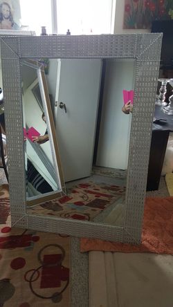 Este hermoso espejo decorado completamente con un fino metal plateado dándole una elegancia